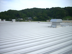 「スプレー工法」により仕上がった金属屋根